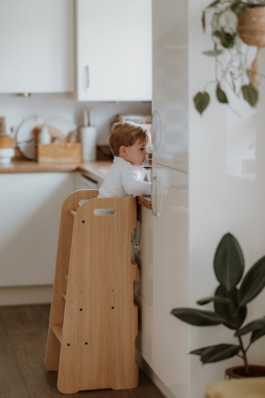 Tour d’observation Montessori Learning Curve alignée au plan de travail, vue de profil