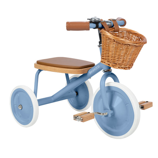 Tricycle enfant Banwood bleu avec panier en osier et détails rétro