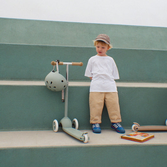 Trottinette verte avec casque assorti pour enfant