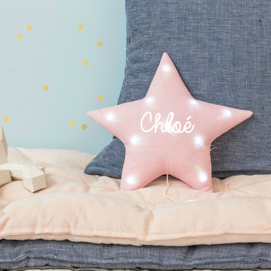 Veilleuse décorative en forme d'étoile, en lin rose, éclairée et personnalisée au prénom Chloé en blanc.