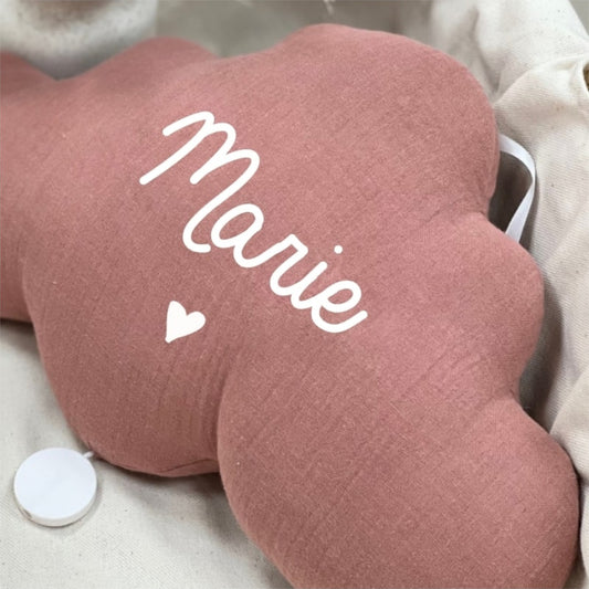 Détail du nuage décoratif vieux rose en double gaze de coton, avec le prénom Marie, un cœur blanc et le boîtier de commande.
