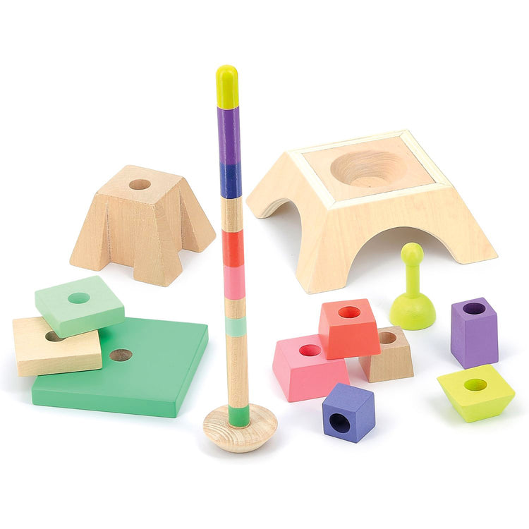 Gros plan blocs colorés et socle du jouet à empiler Tour Eiffel en bois massif.