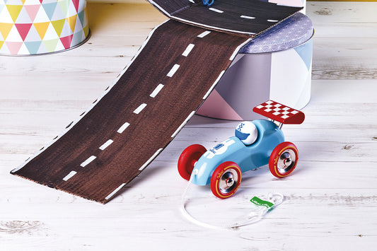 Voiture en bois à tirer VILAC bleu et rouge : mise en scène ludique sur circuit.