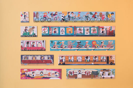10 puzzles de 2 à 10 pièces représentant des personnages attachants sur leur moyen de transport : 1 monsieur en trotinette, 1 ours et 1 garçon sur un scooter, 2 passagers et un chauffeur canard dans un taxi,etc. Couleurs vives. Matériaux écoresponsables.