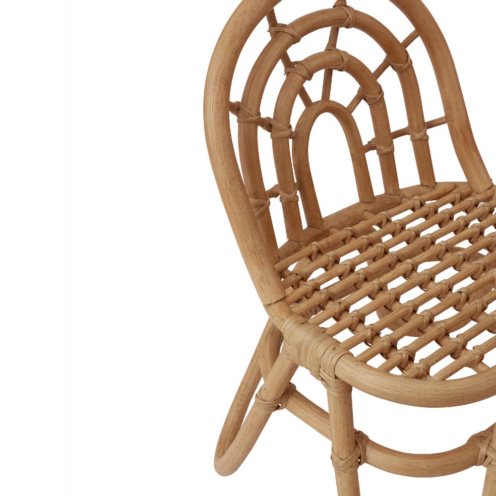 Petite chaise pour enfant vintage. 100% rotin. Inspirée du motif de l'arc en ciel. Décoration rétro pour espace de jeu enfants.
