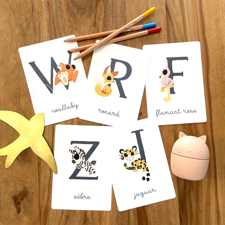 Illustrations de 5 cartes d'apprentissage de l'alphabet : W comme wallaby, R comme renard, F comme Flamant rose, Z comme zèbre ou encore J comme Jaguar. 