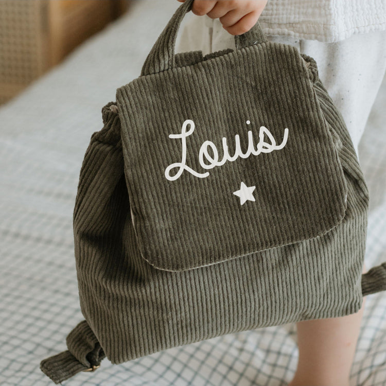 Détail du sac à dos maternelle personnalisé velours cotele kaki, gros plan sur le rabat avec motif étoile.