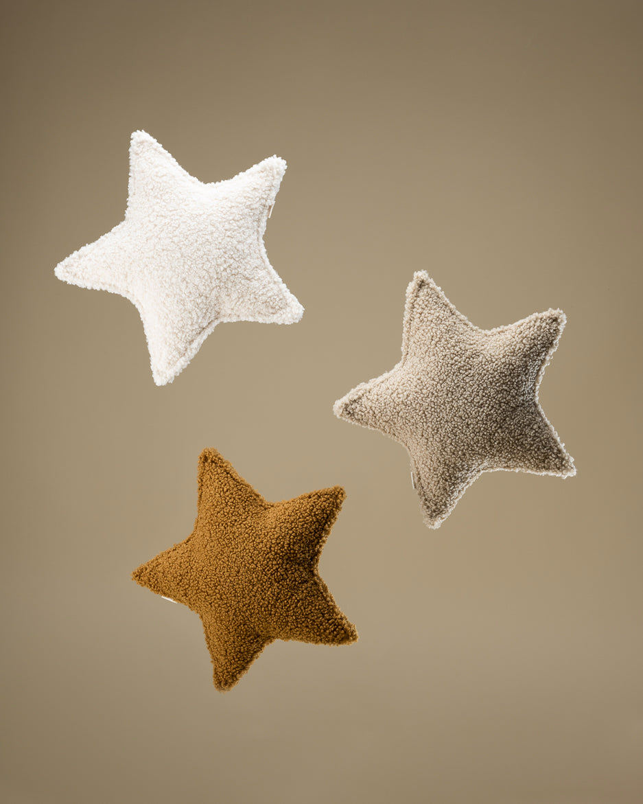 Trio de coussins Coussin étoile en peluche douce pour enfant. Blanc crème, biscuit et érable. Wigiwama.