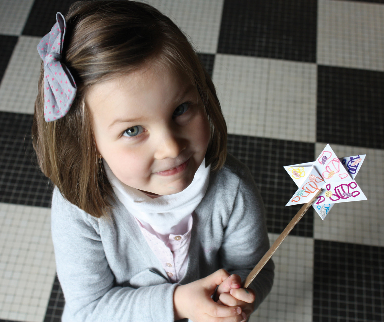 Activité manuelle pour enfant dès 5 ans. Fabriquer sa propre baguette magique et la décorer avec des stickers brillants. Kit créatif made in France. 