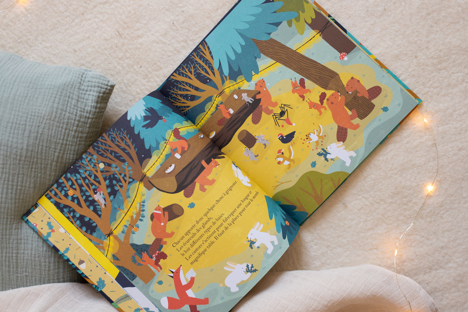 Album de noel à lire en famille. Les petits animaux de la foret s'affairent pour préparer Noel. Une ambiance chaleureuse, des dessins délicats. Un conte de Noel original et doux à partager sans modération.