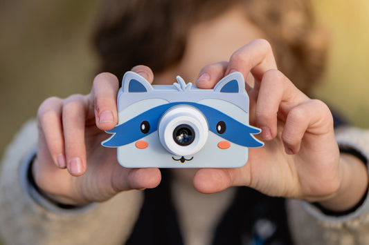 Appareil photo Raton laveur tenu à deux mains, un format compact pensé pour les petites mains