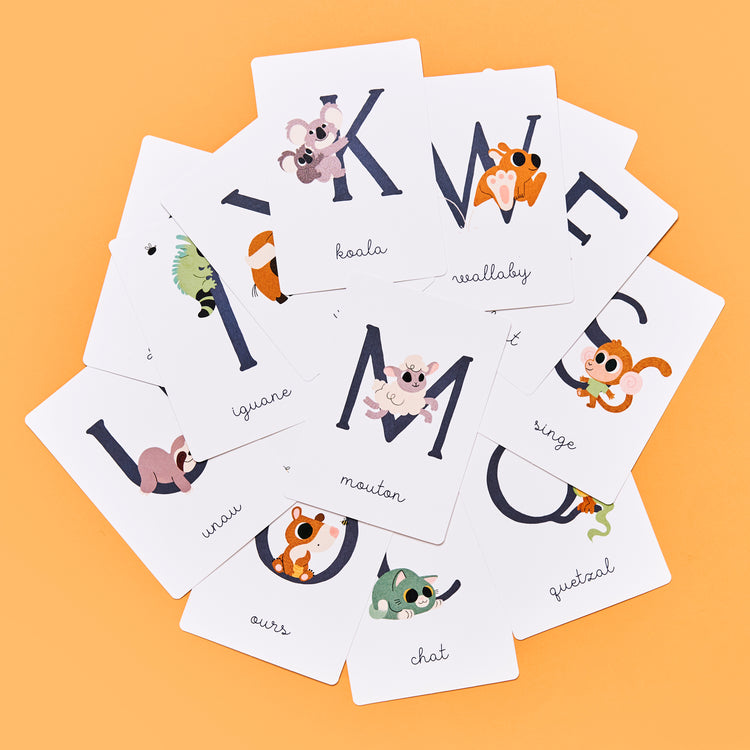 Cartes d'apprentissage de l'alphabet avec illustrations douces et poétiques d'animaux attachants.