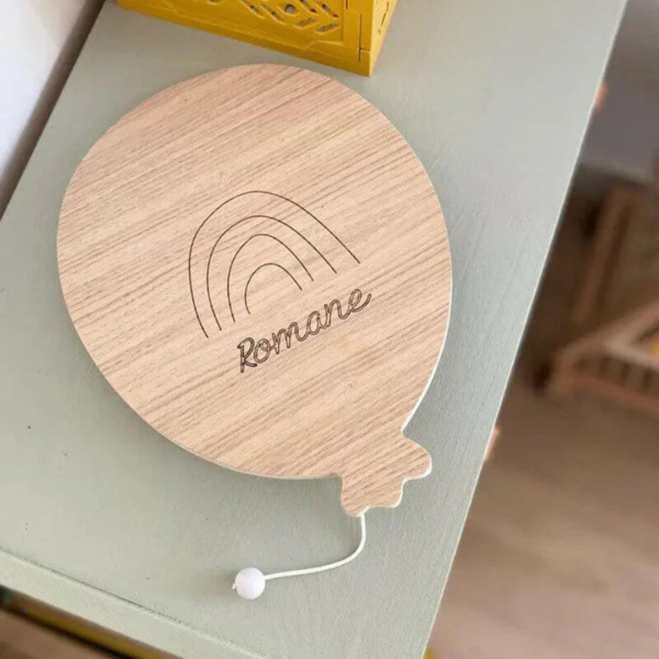 Boite à musique en bois personnalisée prénom April Eleven, applique ballon avec arc-en-ciel, prénom Romane, cadeau naissance
