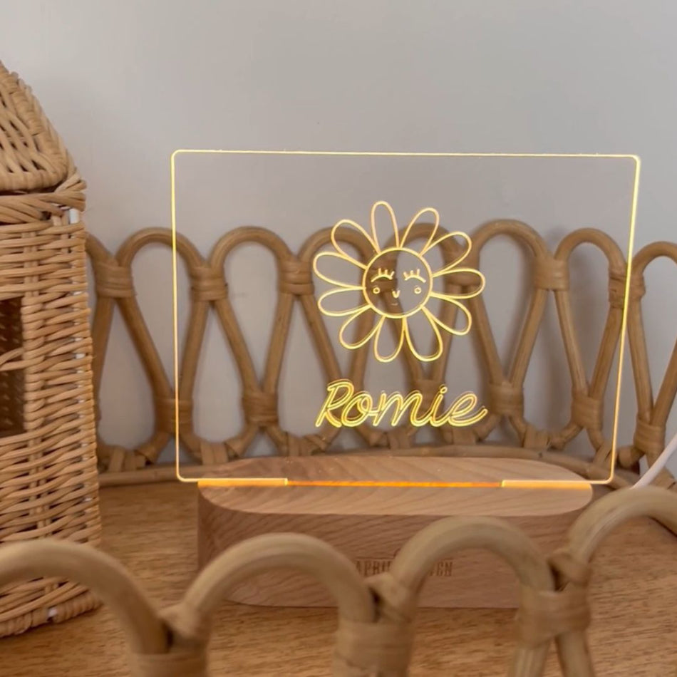 Lampe veilleuse personnalisée prénom en bois April Eleven, motif fleur, prénom Romie, décoration chambre bébé