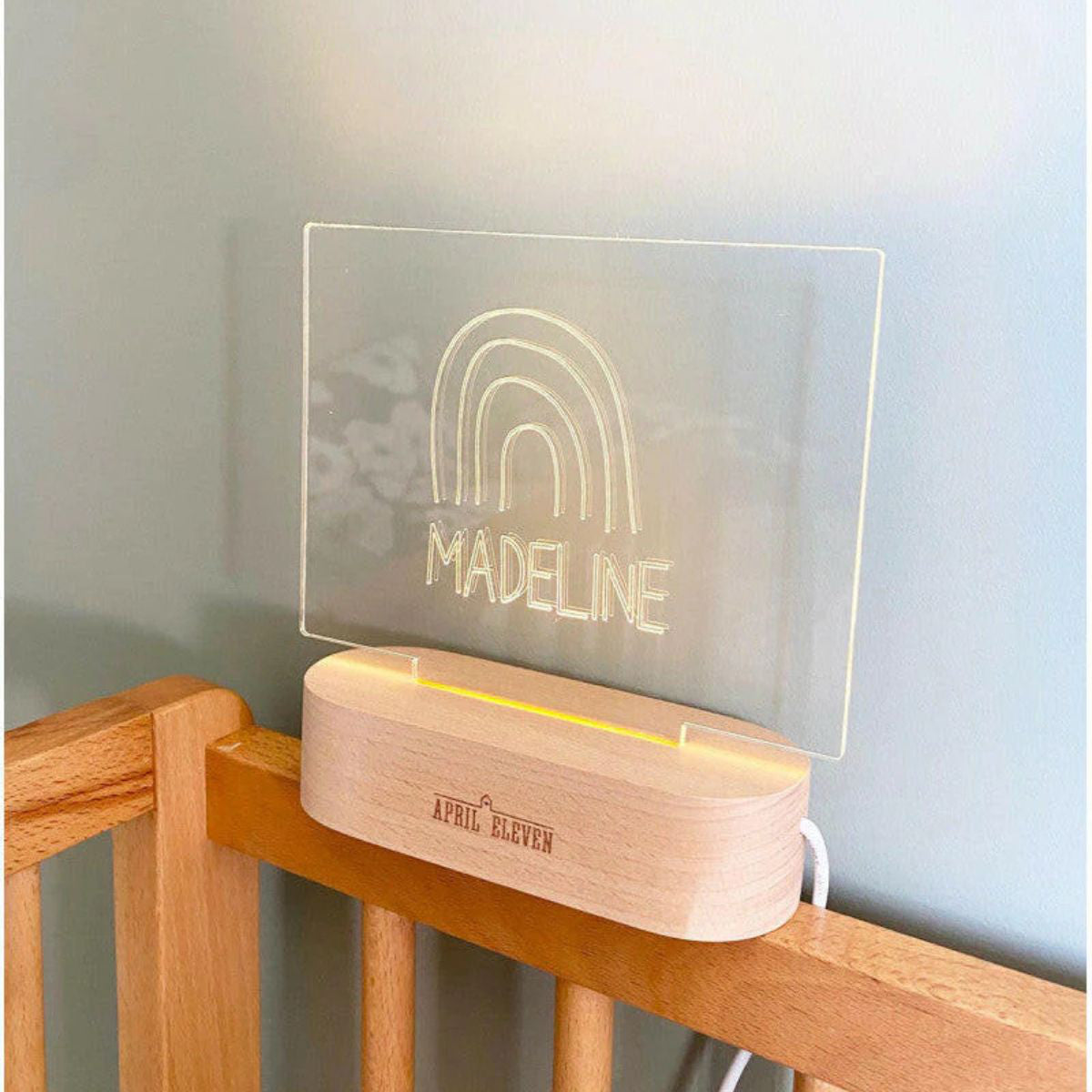 Veilleuse personnalisée prénom April Eleven, motif arc-en-ciel, prénom Madeline, cadeau naissance personnalisé