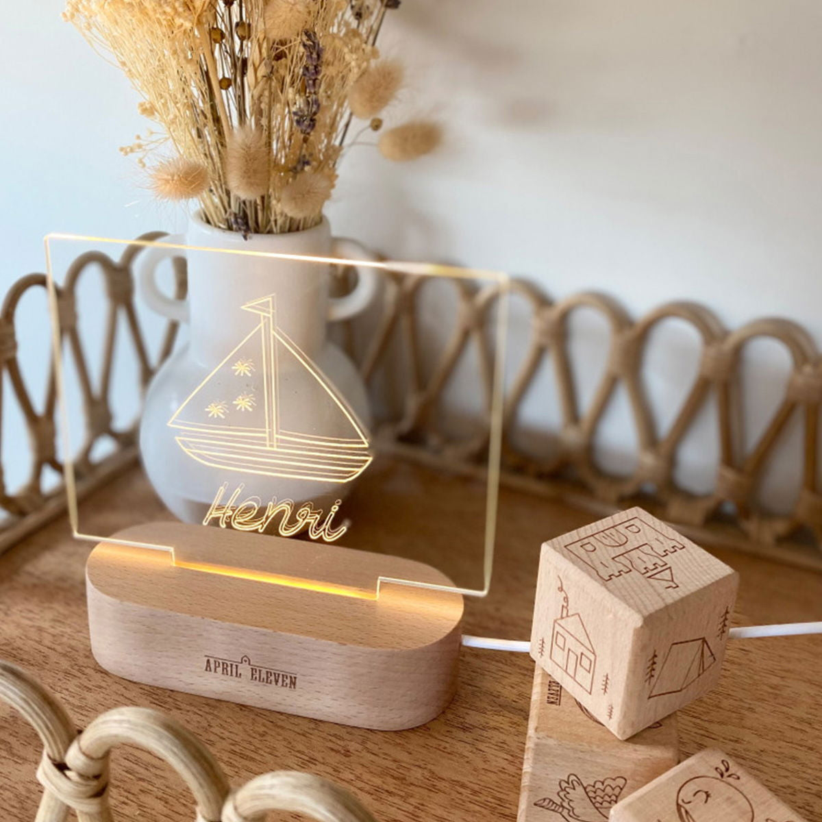 Veilleuse personnalisée prénom April Eleven, motif bateau, prénom Henri, lampe douce pour chambre bébé