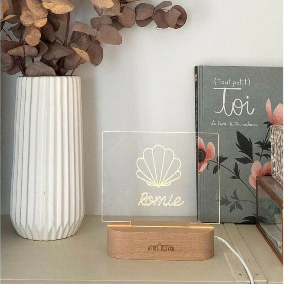 Veilleuse personnalisée prénom en bois April Eleven, motif coquillage, prénom Romie, cadeau de naissance