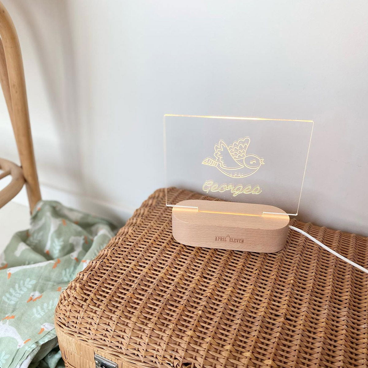 Veilleuse personnalisée prénom en bois April Eleven, motif oiseau, prénom Georges, cadeau de naissance