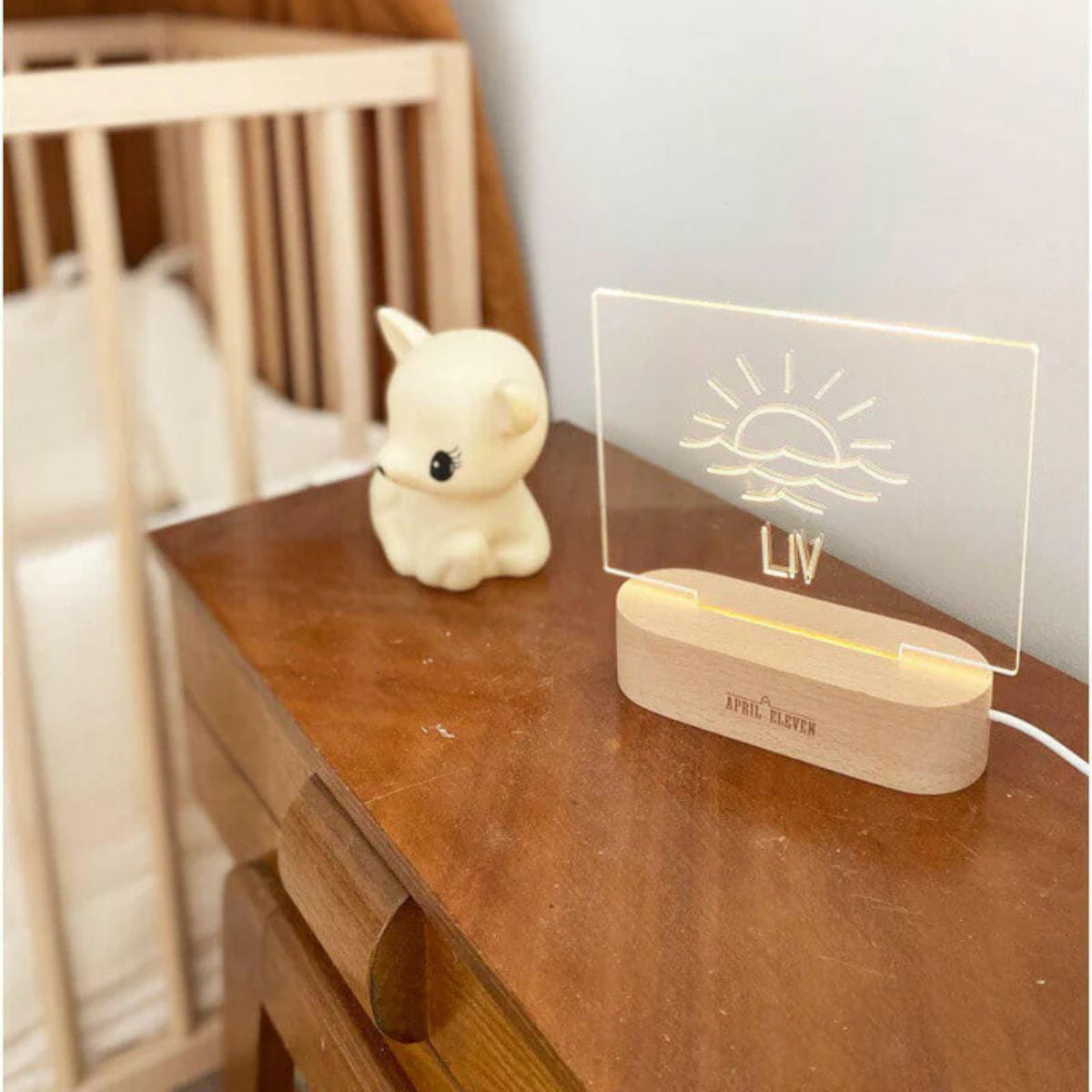 Veilleuse bébé personnalisée prénom April Eleven, motif soleil, prénom Liv, lumière douce chambre bébé