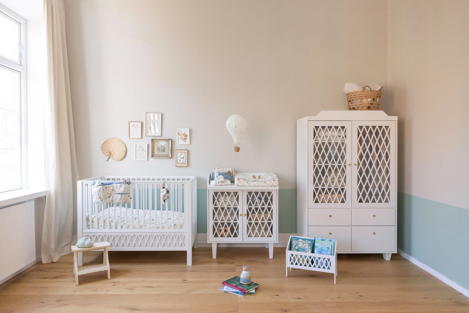 Motif losange Harlequin sur l’armoire penderie bébé bois blanc Cam Cam Copenhagen