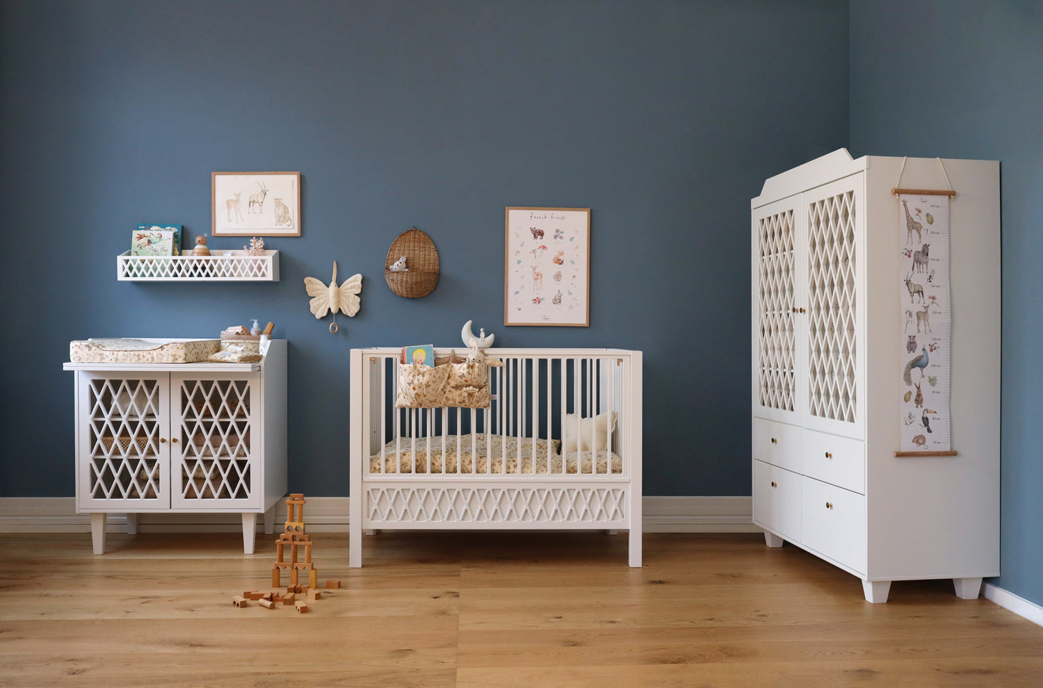 Armoire penderie bébé bois blanc Harlequin vue de côté avec poignées en laiton