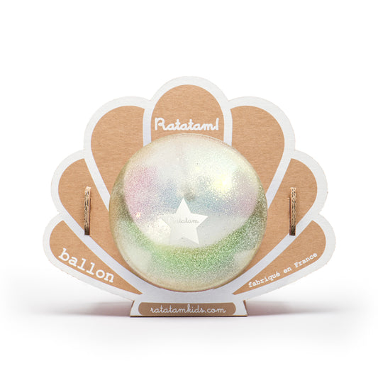 Cadeau bébé. Balle d'éveil pour bébé dès 1 an à paillettes et adorable packaging en forme de coquillages en carton motif blanc. 