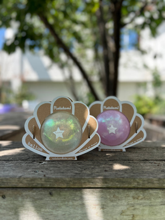 Cadeau bébé. Balle d'éveil packaging coquillage, Ratatam Kids. Pour jouer en intérieur comme en extérieur. Petite balle idéale pour les premiers jeux de balle avec bébé.