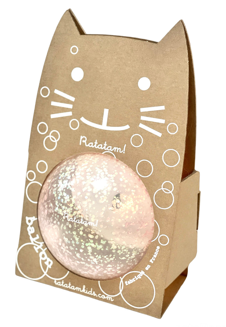Balle de préhension idéale pour les petites mains. Fabriquée en France par la marque tendance Ratatam Kids. Balle en PVC transparent rose et paillettes à reflets.