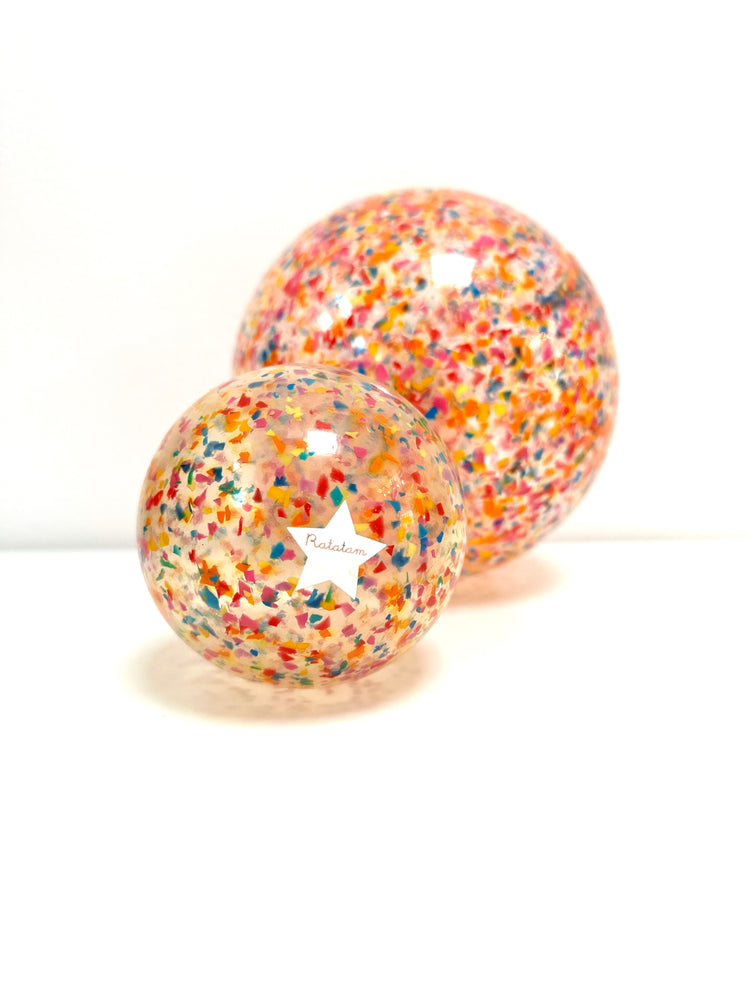 Deux tailles disponibles pour le ballon Ratatam effet confetti : diamètre 10cm idéal pour les petites mains des enfants et diamètre 22cm. Jouet de plein air amusant, coloré et plein de bonne humeur. Ballons Ratatam