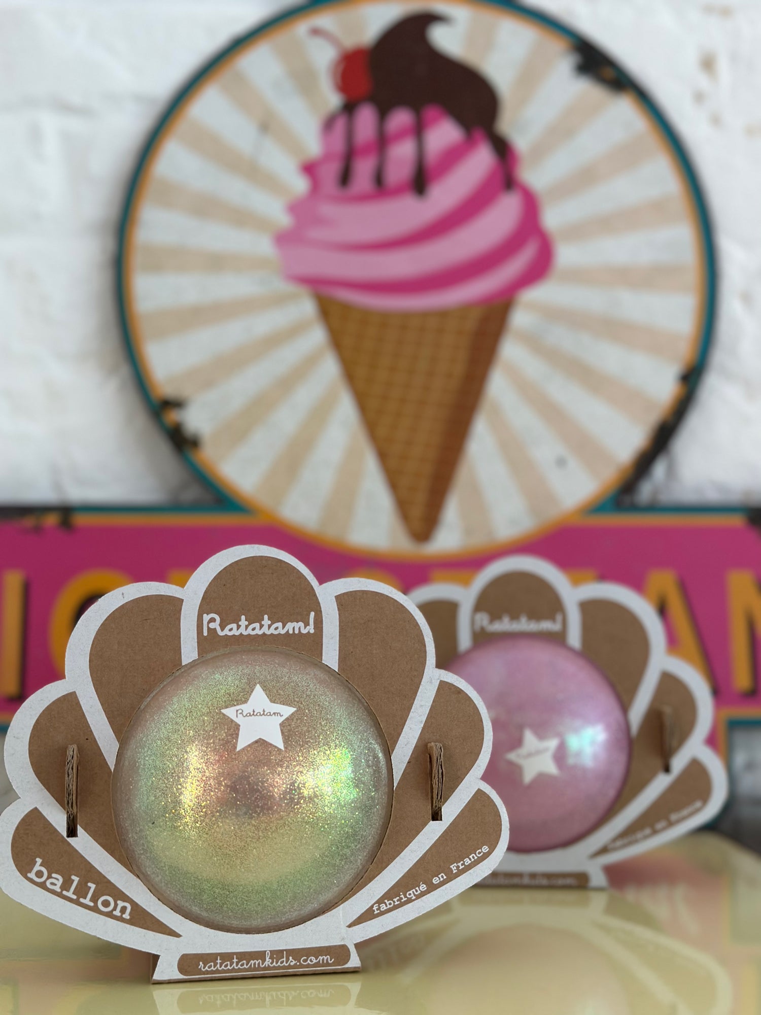 Idée cadeau originale pour bébé dès 1 an, balle de préhension à paillettes dorées. Ratatam Kids. Ballons à paillettes fabriqués en France, sain et durable. Cadeau pour bébé.