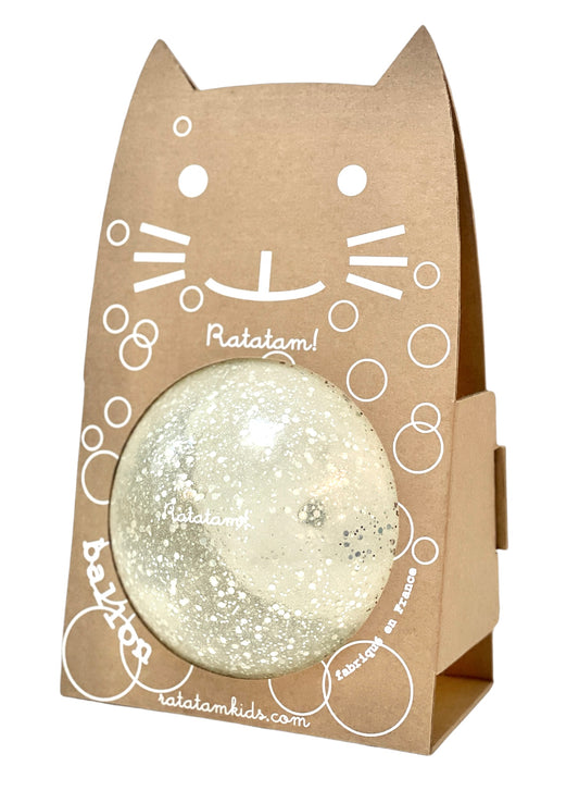 Ballon bebe bulle Ratatam transparent avec de nombreuses paillettes argentées. Balle de diamètre 10 cm facile à manipuler, en PVC résistant fabriquée en France. Présenté dans un emballage cartonné kraft en forme de tête de chat souriant. Un petit cadeau idéal pour les kids cet été.
