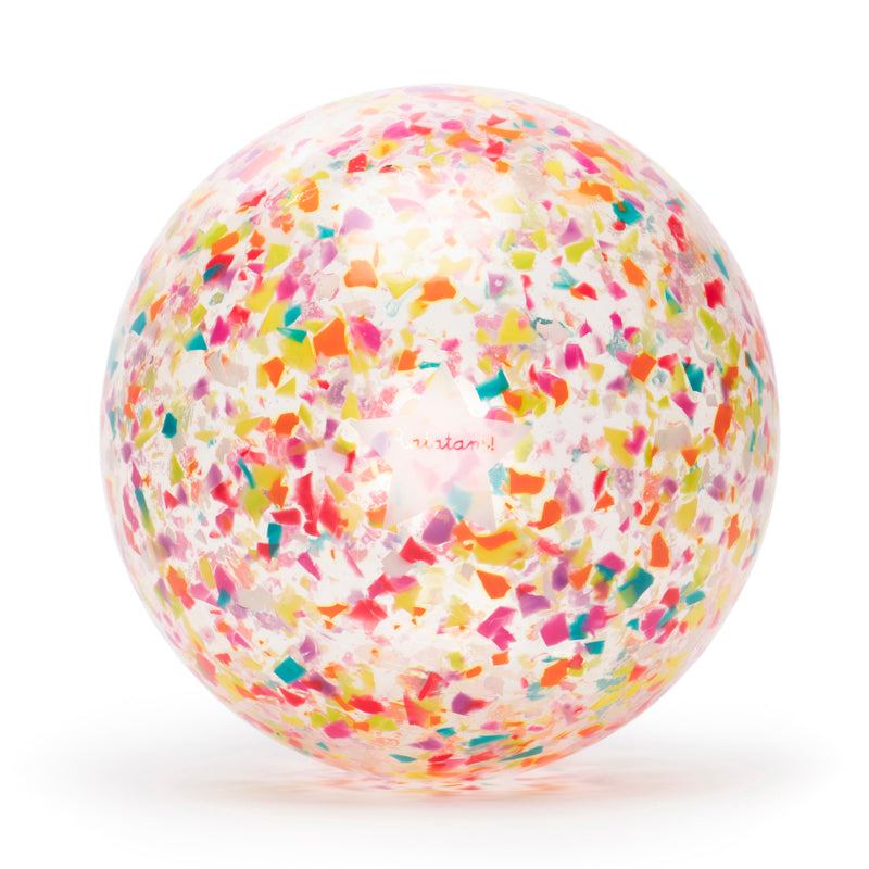 Gros plan sur le ballon multicolore effet confetti ou terrazzo Ratatam : balle transparente avec morceaux d'anciens ballons recyclés incrustés jaune, bleu, violet, orange, rouge. Original et écologique. Ratatam.