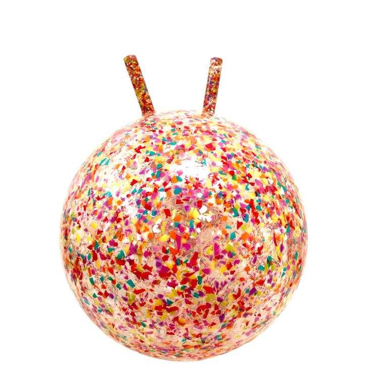 Ballon sauteur en plastique recyclé, made in France. Multicolore fabriqué à partir de chute de ballons en PVC. Avec deux poignées pour s'accrocher. 3 tailles de gonflage selon l'âge de l'enfant de 2 à 6 ans.