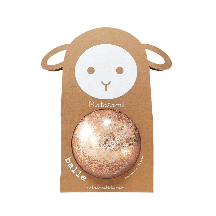 Balle diamètre 10 cm transparente avec paillettes couleurs cuivre. Packaging carton kraft et visage de mouton blanc souriant. Fabriqué en France by Ratatam Kids.