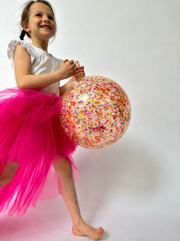 Ballon sauteur XXL pour enfant. Multicolore, pétillante, amusant et écoresponsable. Made in France. Une idée cadeau de Noël, pour enfant dès 3 ans.