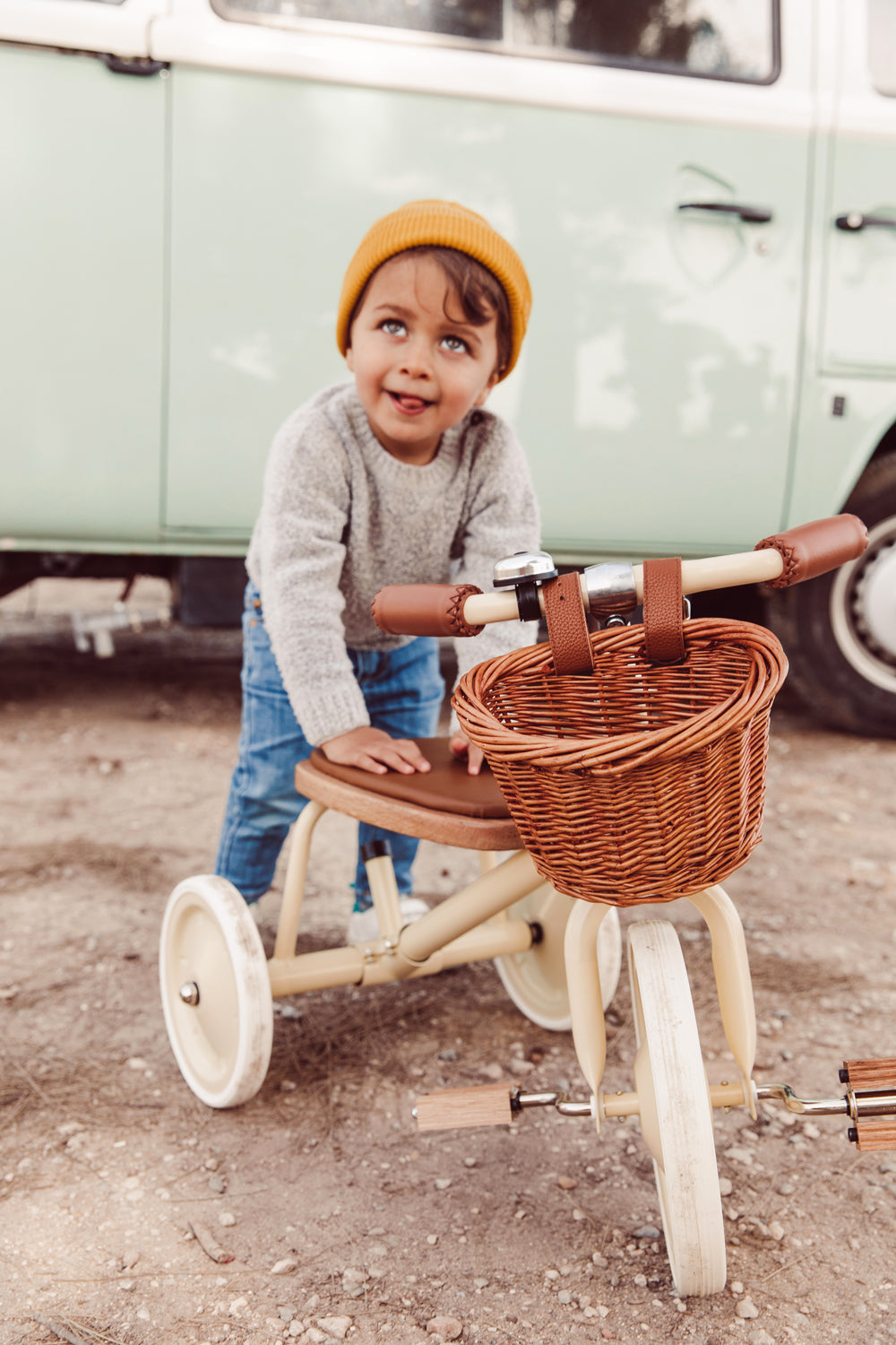 Balade en plein air avec le tricycle vintage Banwood crème sous le soleil