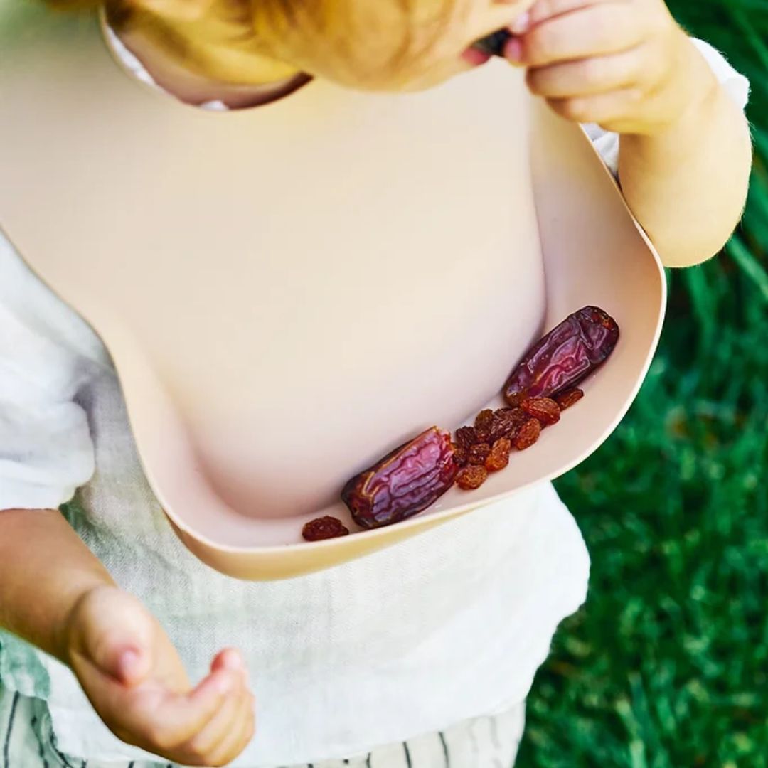 Bavoir récupérateur pour enfant dès 6 mois. Favorise l'éveil culinaire et la découverte de la diversification alimentaire dès 6 mois. Minikoioi.