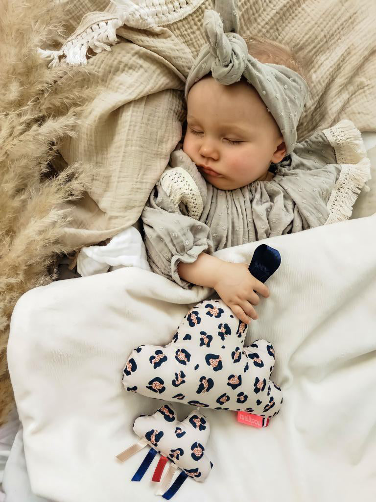 bébé endormi avec nuage musical léopard coffret cadeau naissance personnalisé original