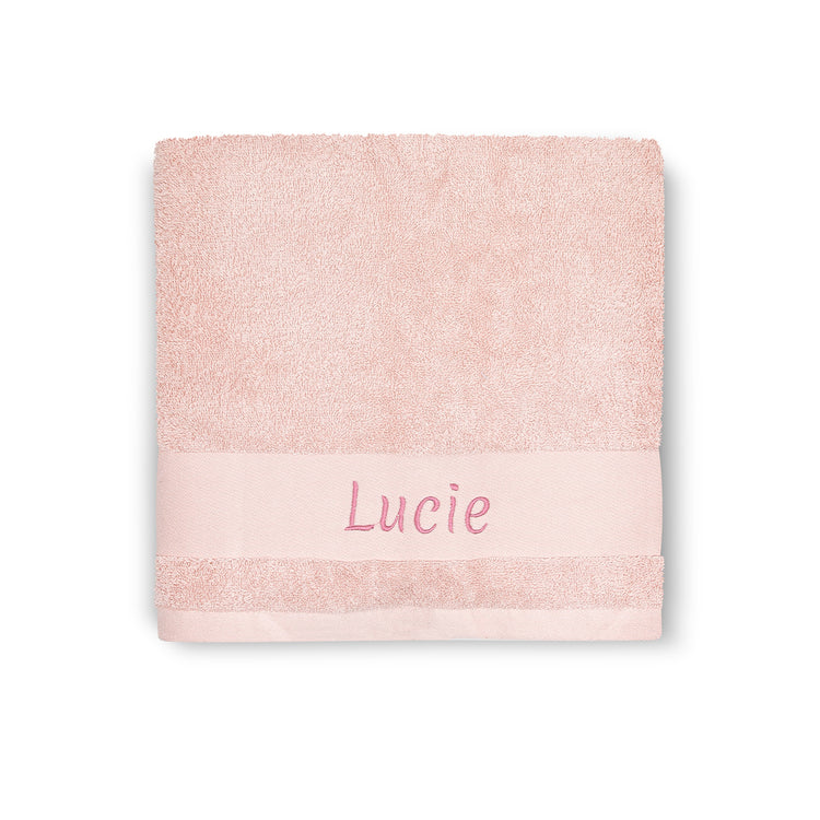 Serviette de bain bébé rose brodée avec prénom, idée cadeau naissance fille. Lapin rose poudré.