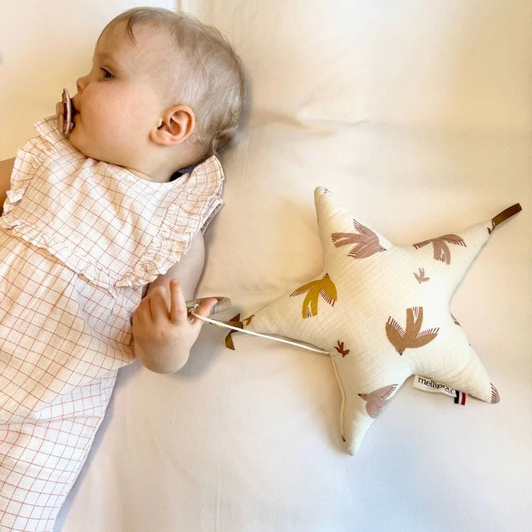 Bébé tenant une étoile musicale Mellipou, boîte à musique Harry Potter bébé pour rituel du coucher