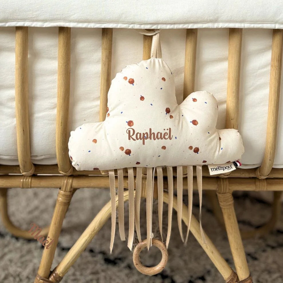 Boite à musique personnalisée au prénom Mellipou avec berceuse Harry Potter accrochée au lit de bébé