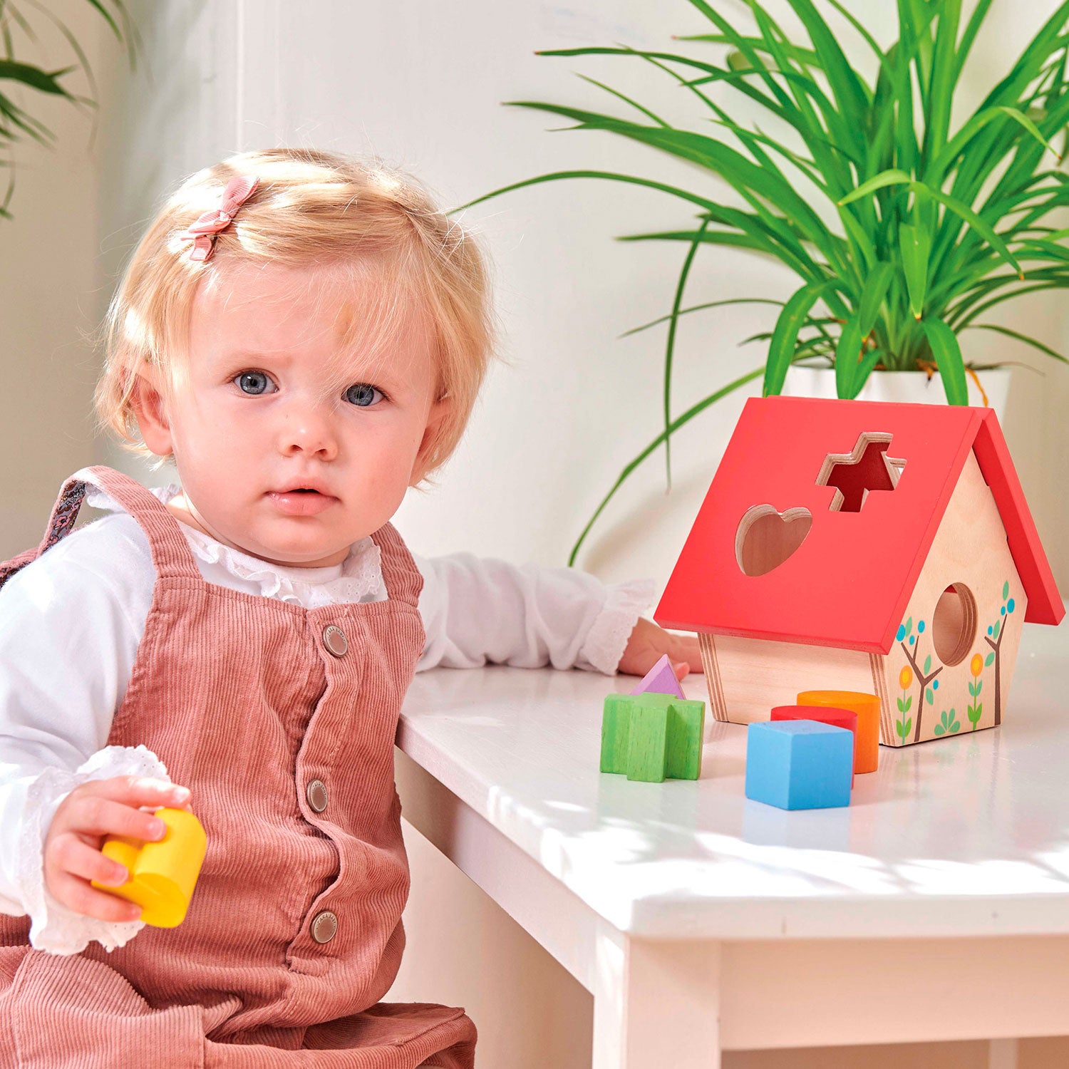 Boite de tri, inspiration Montessori. Bébé apprend les formes et les couleurs, travaille sa motricité fine tout en s'amusant avec la boite à forme en bois Le Toy Van.