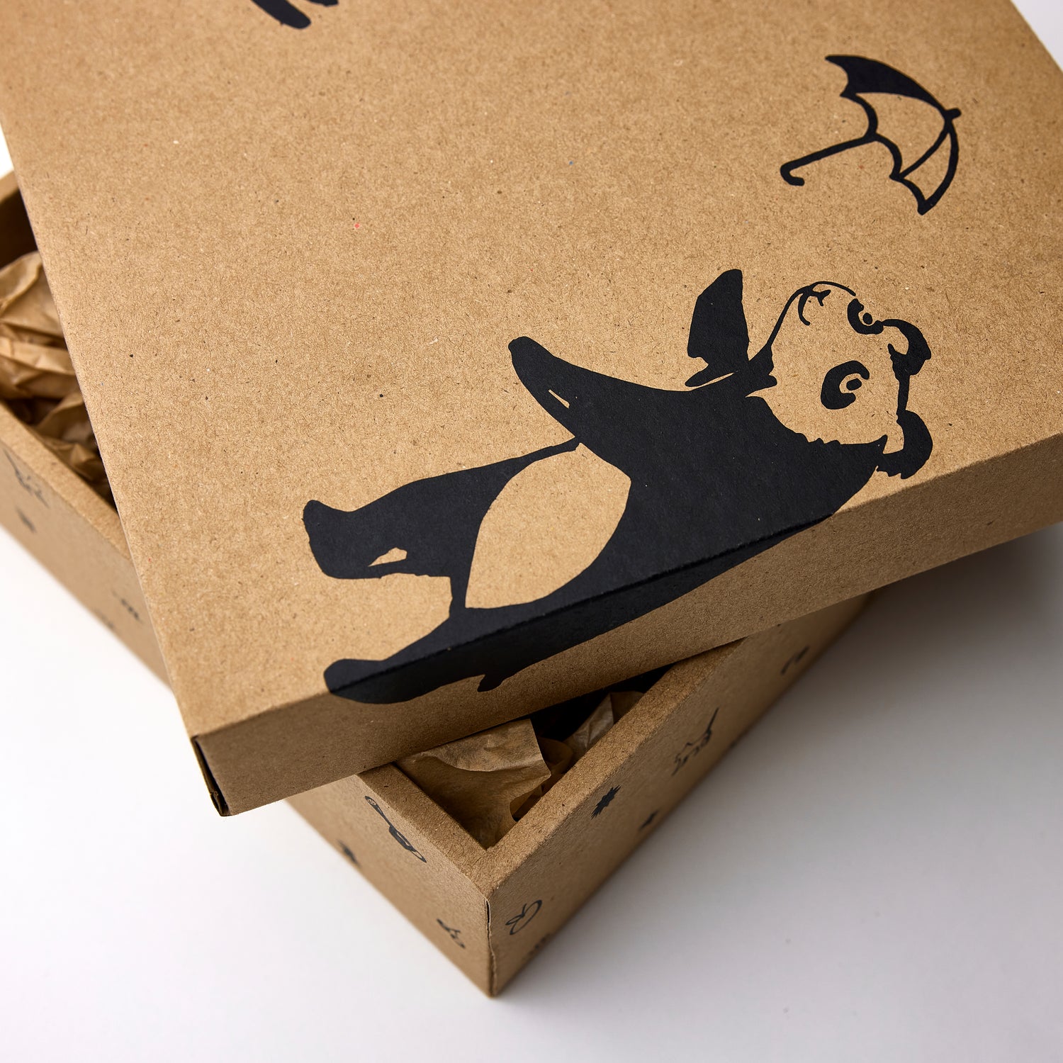 Box naissance écologique. Packaging en carton recyclé et biodégradable. Illustré d'un motif d'ours aux yeux doux et son joli parapluie. Saga Copenhague