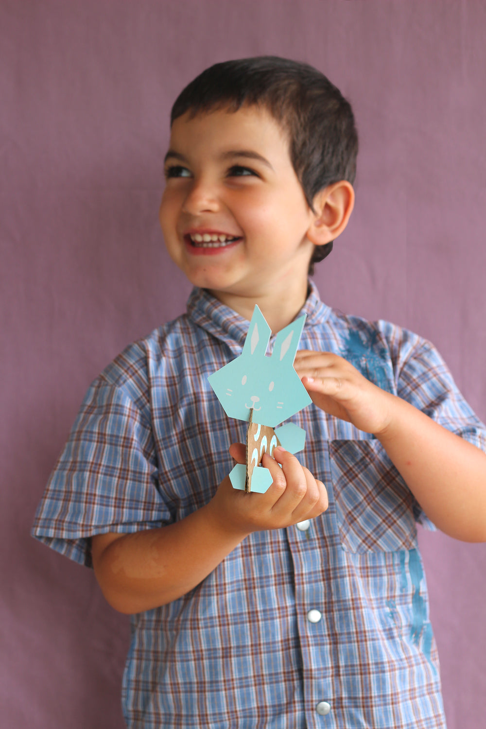Créer de magnifiques petits lapins avec vos enfants grâce à ce kit créatif fabriqué en France contenant tout le matériel pour fabriquer 6 lapins en papier et cartons aux couleurs du Printemps. De quoi occuper et faire rire les enfants tout en préparant le retour des beaux jours. Pirouette Cacahouete.
