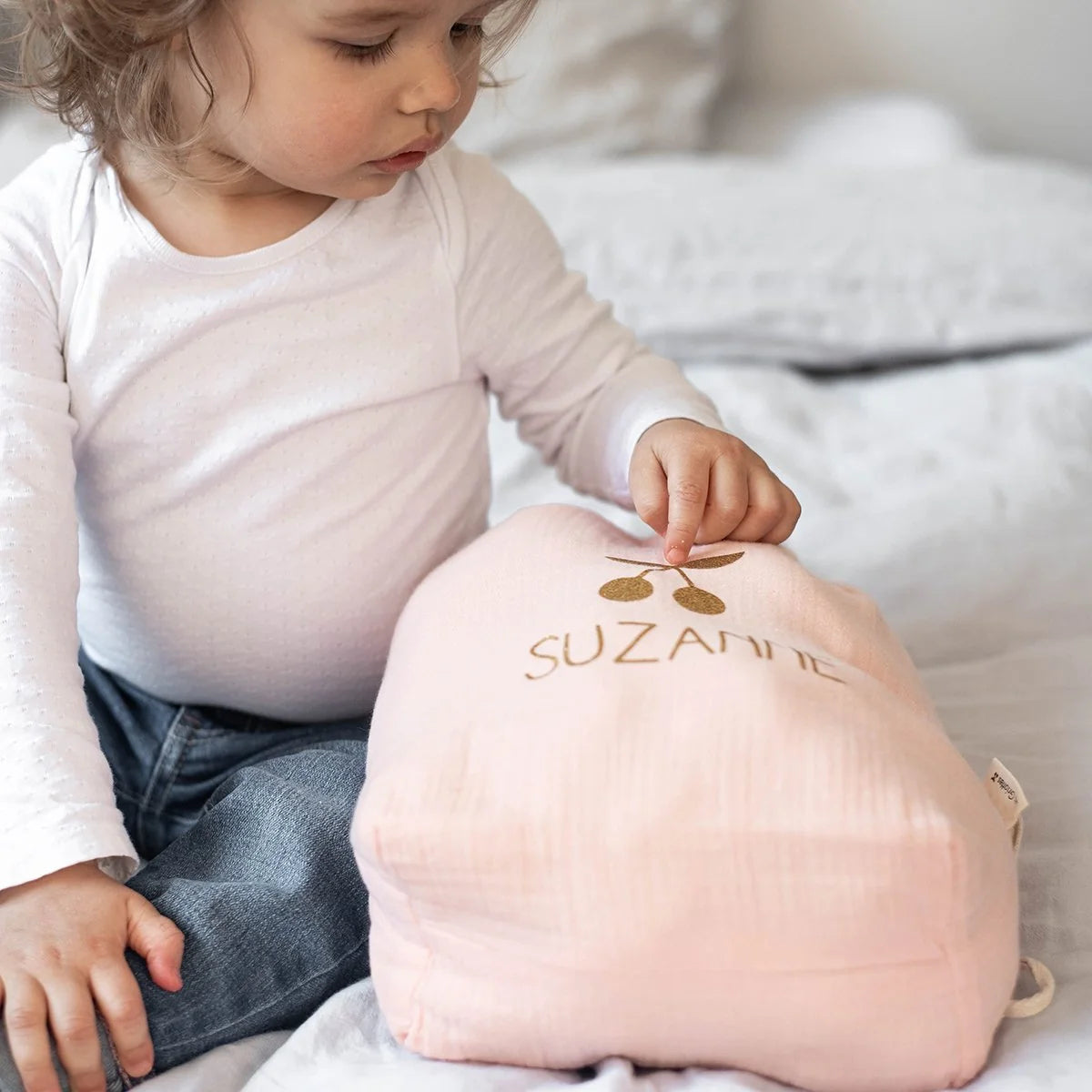 Sac personnalisé au prénom Suzanne en gaze de coton rose, idée cadeau bébé fille