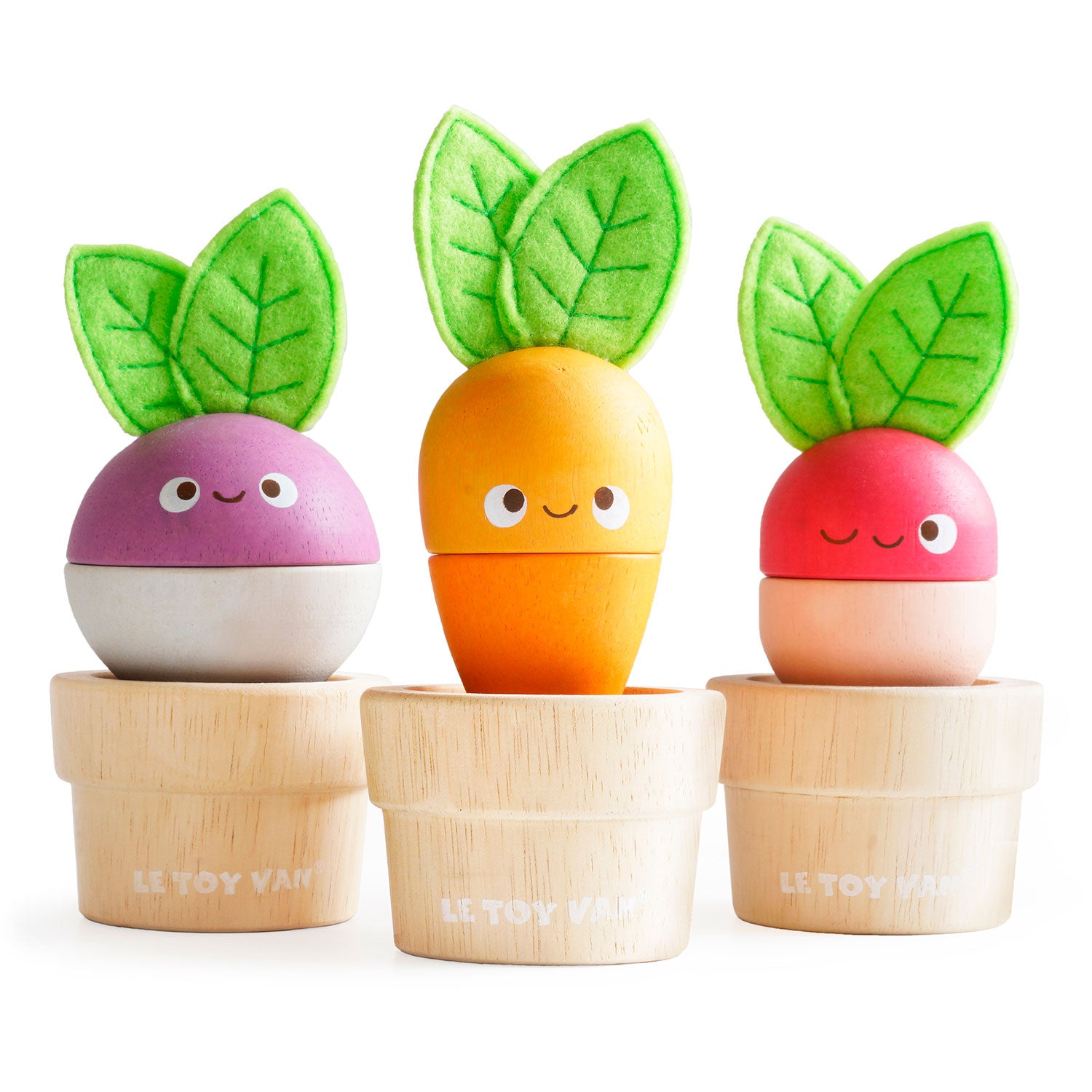 Trio de légumes en bois dans leur pot en bois naturel : radis rose, betterave violette et carotte orange. Légumes en bois d'hévéa, feutrine et peinture à l'eau non toxique. Sur chaque légume, deux jolis yeux et un beau sourire rassurant. Le Toy Van.