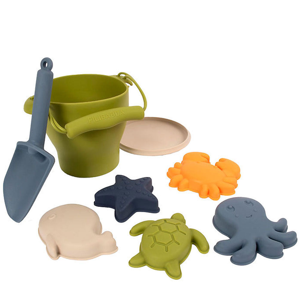 Jouets de plage pour bébé en silicone. Seau de plage vert, pelle, petit plateau et moules amusants en forme d'animaux de la mer. Filibabba. 