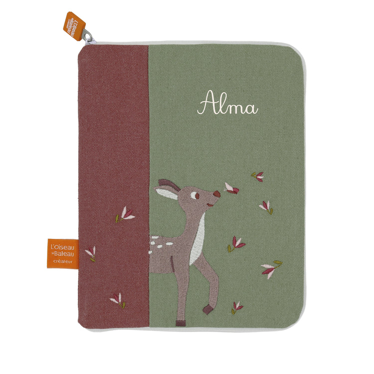 Cadeau bébé personnalisé avec protège carnet de santé brodé au prénom. Modèle faon, vert. L'oiseau bateau.