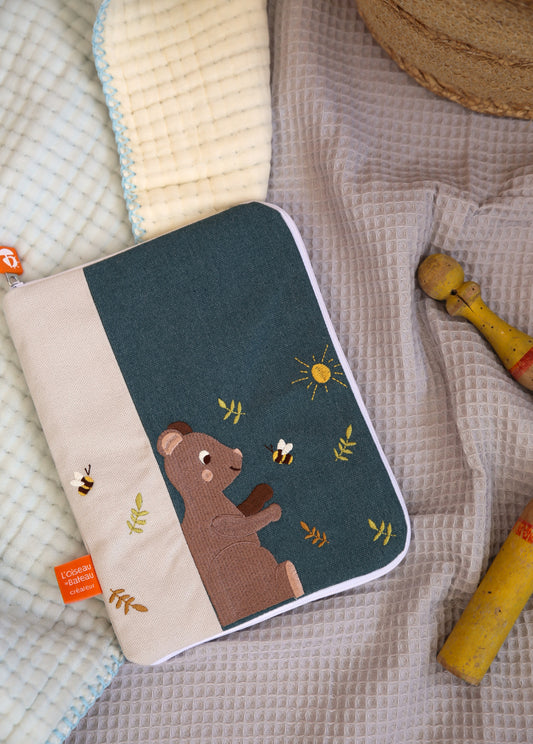 Cadeau bébé personnalisé avec protège carnet de santé brodé au prénom. Modèle ourson abeille, beige et bleu.