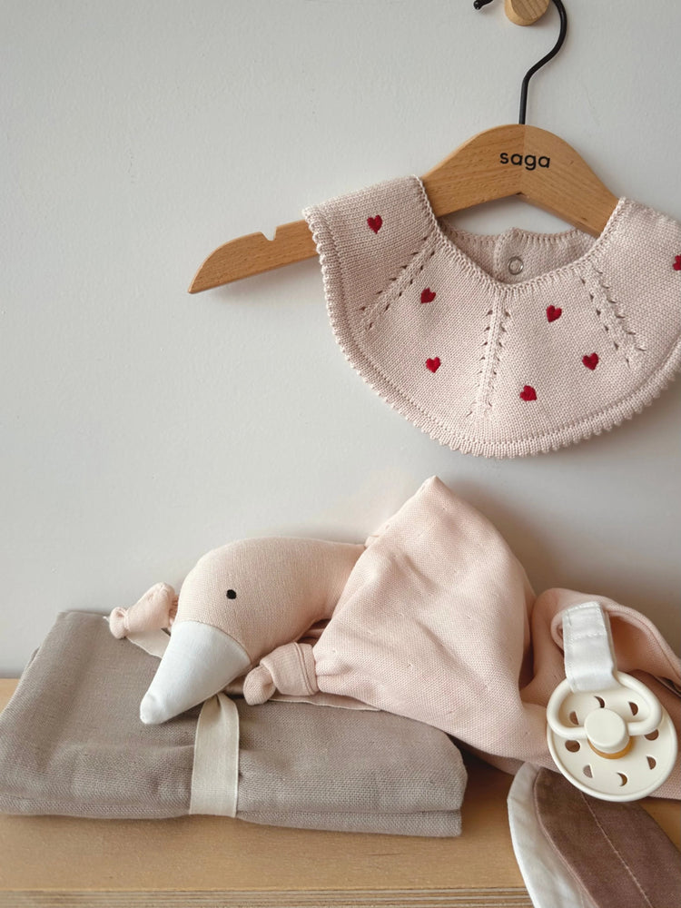 Cadeau de naissance en coton bio, doudou plat rose oie avec attache tétine pratique.